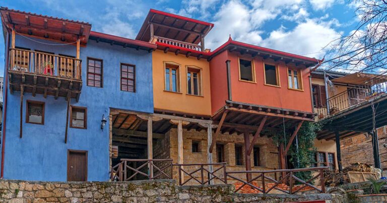 Η «Μικρή Ιερουσαλήμ» της Ελλάδας: Η πολύχρωμη πόλη με τους 72 βυζαντινούς ναούς και τη μυστnριακή γοητεία