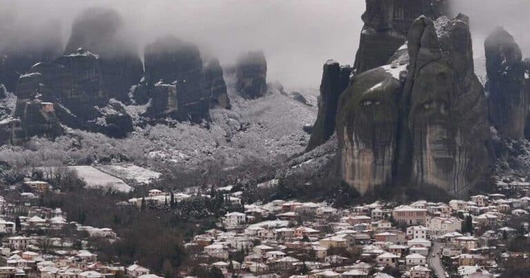 Ντύθηκαν «στα λευκά» τα Μετέωρα: Εικόνες σπάνιας ομορφιάς μετά τη χιονόπτωση