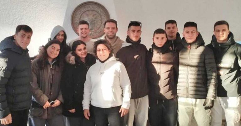 Κασσελάκης: Έδωσε 1.000 εuρώ σε μαθητές στις Σπέτσες για την πενθήμερη εκδρομή