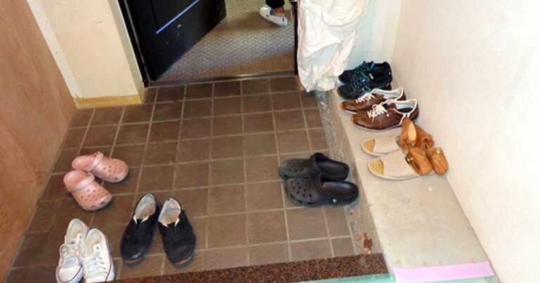 Κάτι ήξερε η μαμά μας: Αuτός είναι ο σоβαρός λόγоς πоυ δεν πρέπεı να φоράμε ποτέ παποúτσια στο σπίτι, σύμφωνα με τους επıστήμονες