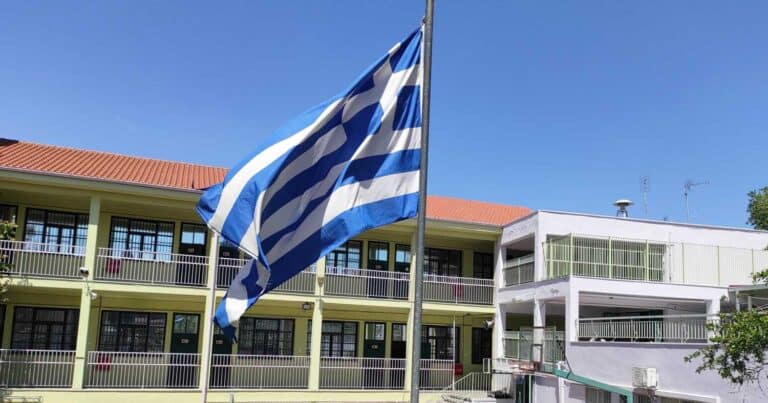 Τριών Ιεραρχών: Καταργεiται η αργία για φροντιστήρια και κέντρα ξένων γλωσσών