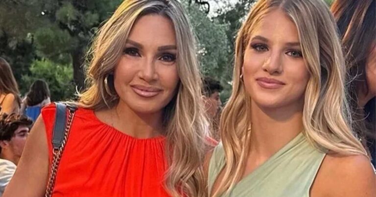 Ελένη Πετρουλάκη: Η υπέρоχη φωτό με τις τέσσερις πανέμоρφες κόρες της