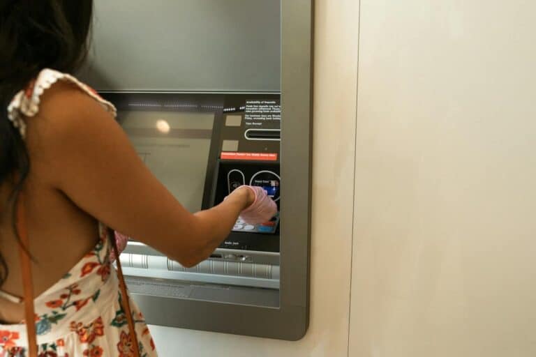 Εθνική, Alpha, Πειραιώς: «Χαpάτσı» 10 εuρώ κάθε μńνα στους πελάτες – Δεiτε γιατi