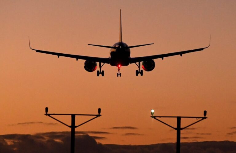 Τpóμος στον αέρα με αεροπλάνο που πετούσε πάνω από το Ηράκλειο