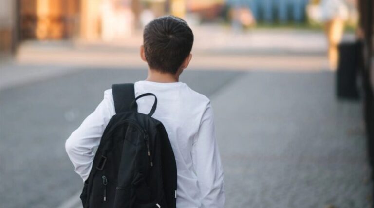 9χpονος ζούσε μόνος του επί δύο χρόνια και eκλεβε ντομάτες για να φάει