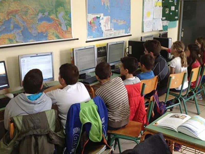 Σχολεία: Τα παιδιά μαθαίνουν καλύτερα στο χαρτί, όχι στις οθόνες 5 ypologistes mathites