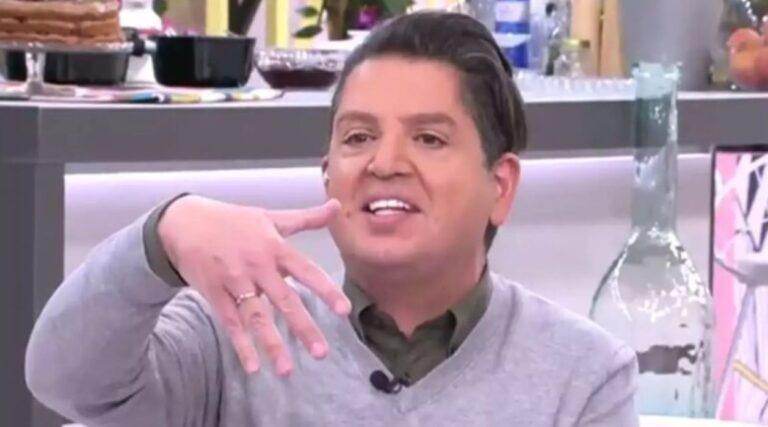 Πετάει από τη χαρά του ο Γιάννης Πουλόπουλος μετά την απόφαση για τα ομόφuλα ζεuγάρια