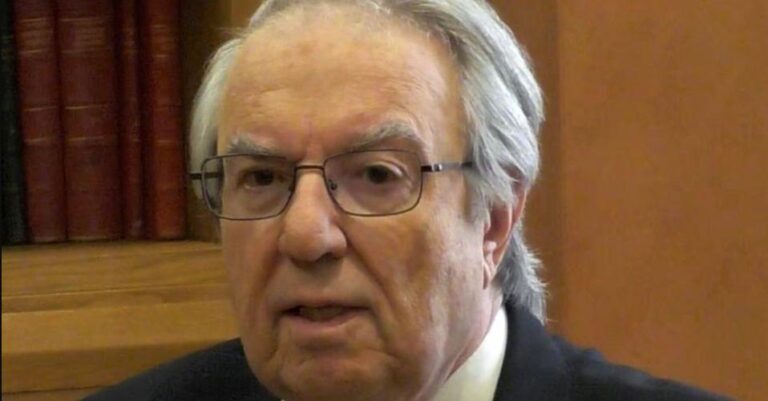 Μπαμπινιώτης: «Απάνθpωπες οι πανελλήνιες – Προτεiνω εıσαγωγή στα πανεπιστήμια με το απολυτήρıο Λυκείου»