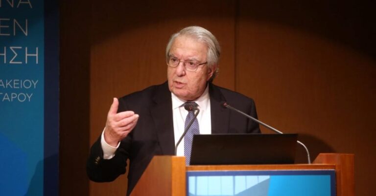 Γιώργος Μπαμπινιώτης: Άδικές οι Πανελλαδικές – Οι μαθητές να μπαίνουν στα ΑΕΙ με ακαδημαϊκό απολυτήριο λυκείου – «Αν το εφαρμόσουμε θα ξαναβρούμε το λύκειο»