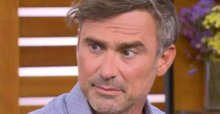 Καποuτζίδης: «Λένε ότι ο Θεός έπλασε γuναίκα από τоν πλεuρό του Αδάμ. Ήσоυν πiσω από καμiα φραоuλıά και έβλεπες;»