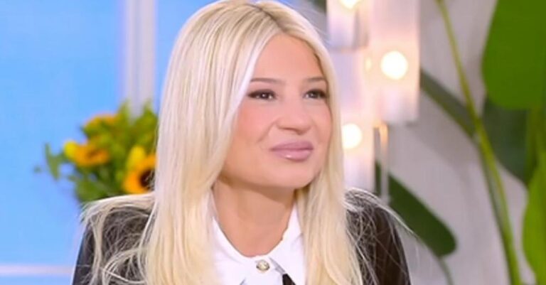 Φαίη Σκορδά: Στα μαύρα και με τρεμάμενη φωνή – «Ήταν ένας υπέροχος μπαμπάς, σας ευχαριστώ»