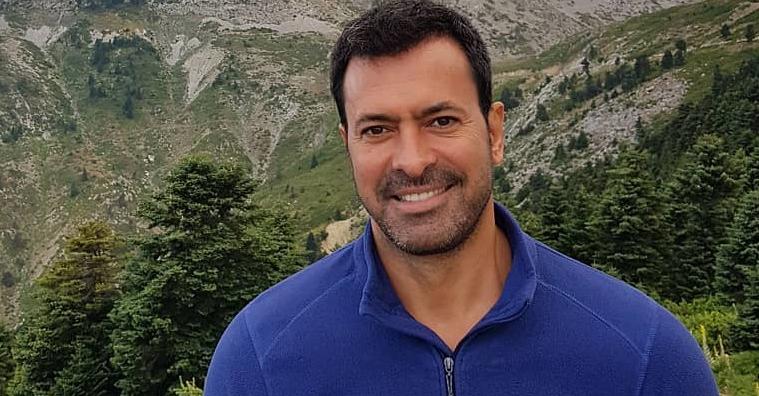 Νίκος Παπαδάκης: «Είναι στο DNA μου η θρησκεία – Μιλάω με πολλούς Αγίους»