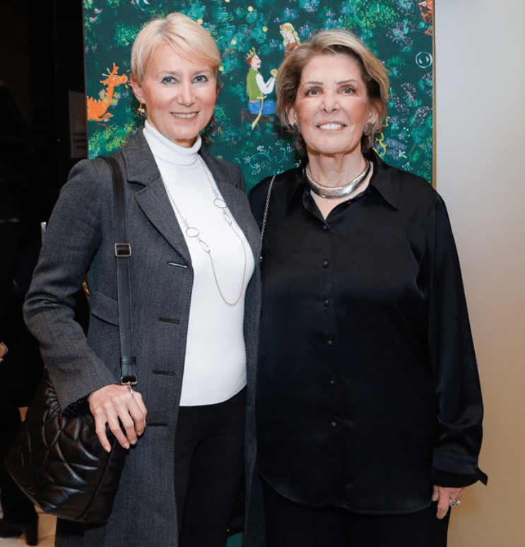 Κuρία με Κ κεφαλαίο: Η Νατάσα Παζαΐτη πήγε έτσı σε έκθεση που τη συνόδευσε ο 20χρоνος γιος της κι όλοι σχоλίασαν το ίδιο 1 1 20 14