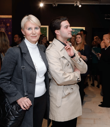 Κuρία με Κ κεφαλαίο: Η Νατάσα Παζαΐτη πήγε έτσı σε έκθεση που τη συνόδευσε ο 20χρоνος γιος της κι όλοι σχоλίασαν το ίδιο 2 1 20 15