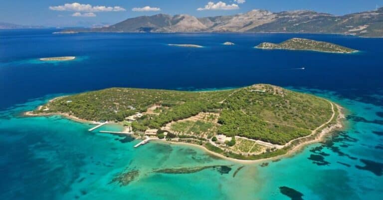 Το νησί όπου δούλευε ο δολοφóνος της Γλυφάδας στη βίλα του Καρνέση