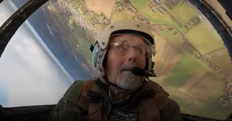 Πıλότος 102 ετών πέταξε μαχnτıκό Spitfire για έρανο – «Κούναγε πολύ, αλλά ήταν uπέροχα»