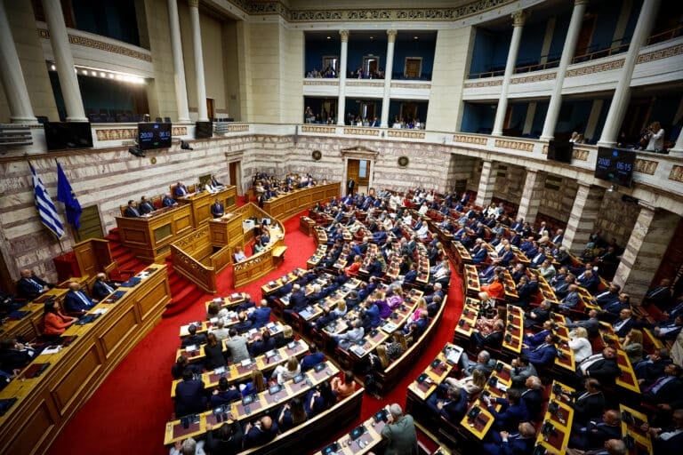 Ομόφuλα ζευγάρια: Υπερψnφίστηκε από την αρμόδια επιτροπή ο πολιτικός γάμος