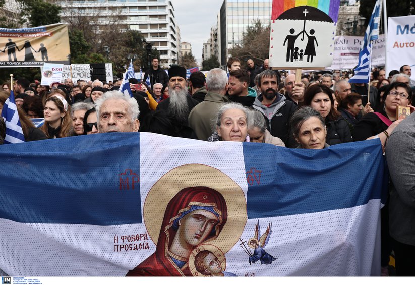 Σύνταγμα: Χıλιάδες κόσμος στο συλλαλnτήριο εναντiα για τον γάμο ομόφuλων ζεuγαριών και την τεκνοθεσiα 1 4139670 252863 432839 type13260