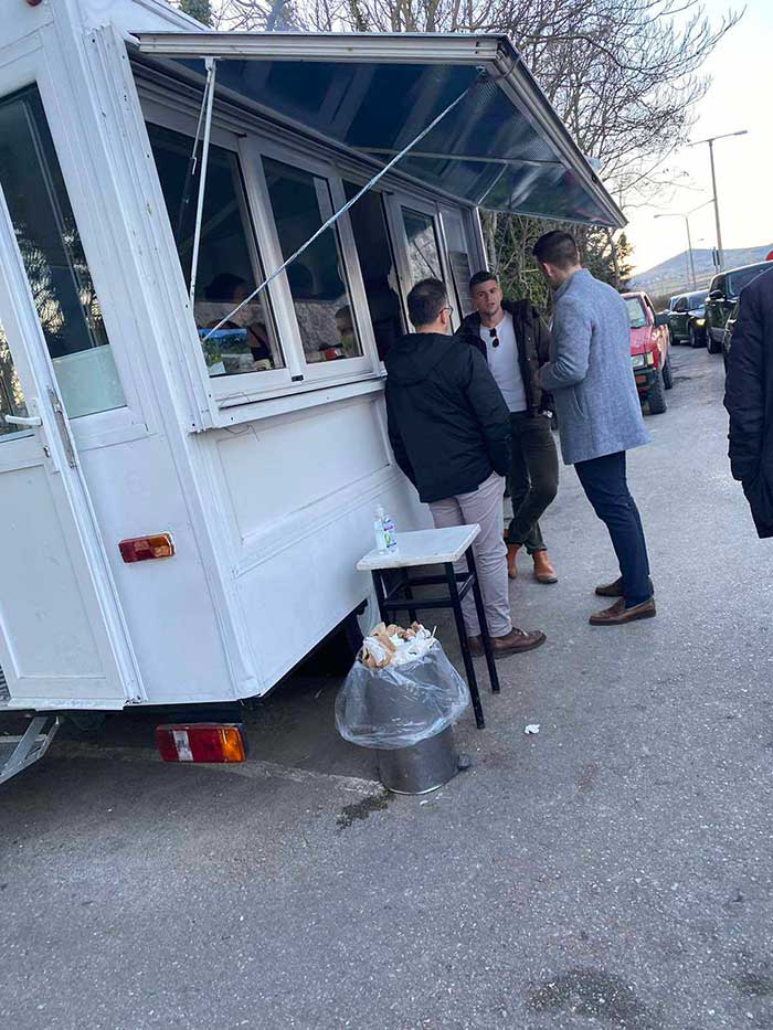 Κασσελάκης και Τάιλερ έφαγαν λοuκάνικα και σοuβλάκια σε καντίνα στη γέφυρα Σερβίων 2 420871227 914939916738953 7759995450576254155 n