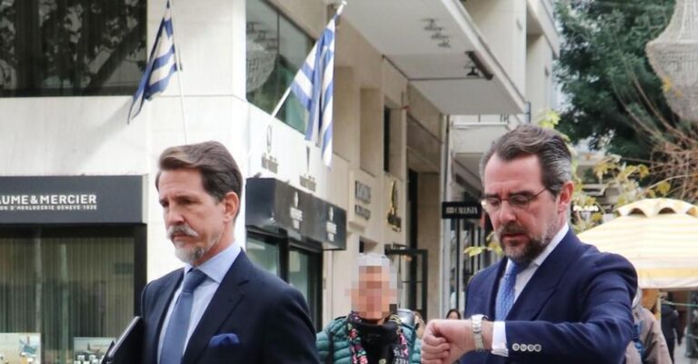 Παύλος – Νικόλαος: Βόλτα στην Αθήνα με απαράμιλλο στιλ – Το σταυρωτό blazer και οι γαλάζιες γραβάτες