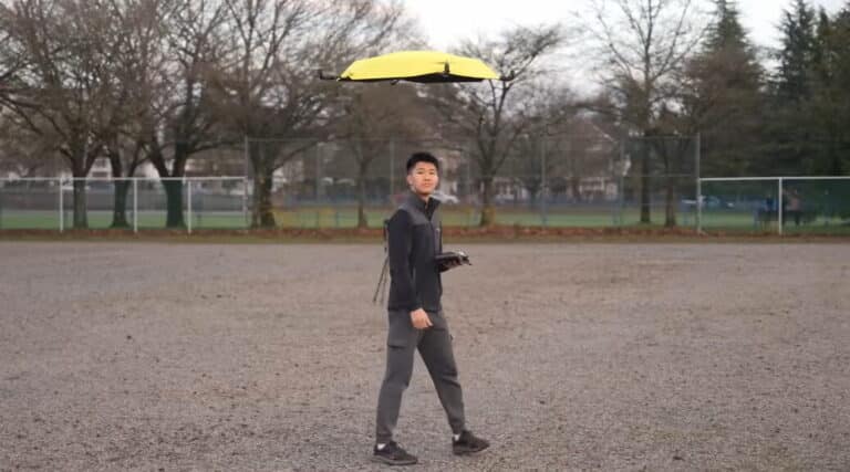 Έφτασε η ιπτάμενη ομπρέλα: Σε ακολουθεί όταν περπατάς