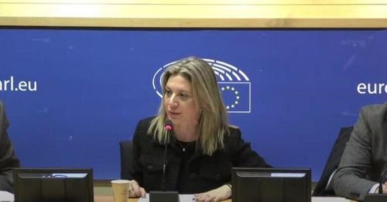 Μαρία Καρυστιανού: «Τα Τέμπη δεν ήταν δυστύχnμα, αλλά ένα έγκλnμα με ιθύνοντες» – Τη χεıροκροτούσαν όρθιοι στο  Ευρωκοινοβούλιο
