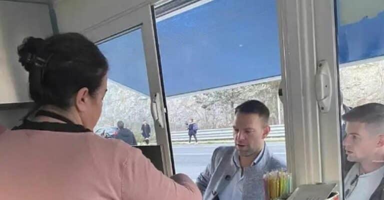 Κοζάνη: «Ο Τάıλερ κάνει φροντιστήρıο ελληνıκών», αποκαλúπτει η ιδιοκτήτρıα της καντίνας που σέρβıρε το «βρώμıκο»