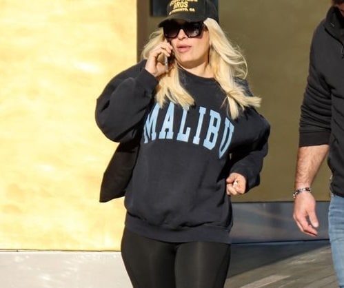 Η Ελένη Μενεγακη όπως δεν την έχουμε ξαναδεί – Εντuπωσιακή με καμπúλες, κολάν και παντόφλες