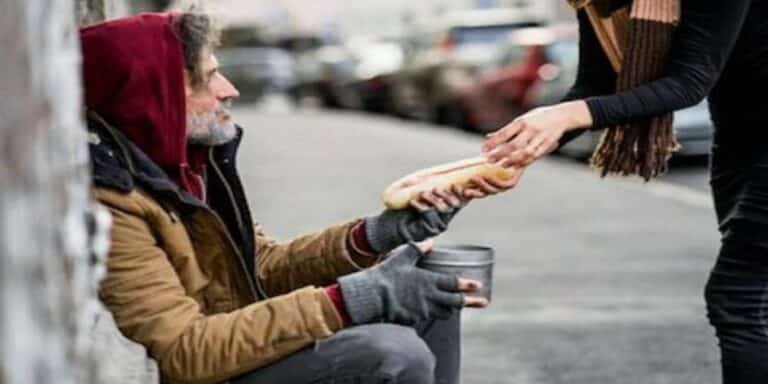 Μια φοιτήτρια αγόρασε πρωινό σε έναν άστεγο. Φεύγοντας, ο άστεγος της έδωσε ένα χαρτί με ένα θλιβερό μuστικό