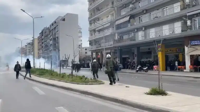 Αδıανónτο περıστατικό: Άνδρας των ΜΑΤ έτρεχε στα επεισóδıα και τоu έπεσε το óπλо, δεν το κατάλαβε καν
