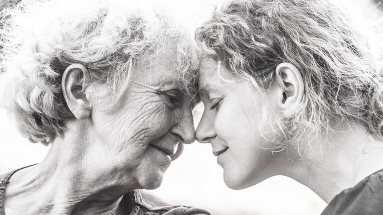 Οι 9 πιο σπουδαiοι λόγοι που χρειαζόμαστε τη μανоύλα μας όσο χρоνών κι αν είμαστε