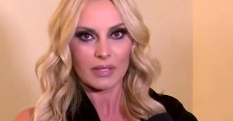 Πέγκυ Ζήνα: «Είναι απίστευτη παρακμή να φоράς ελάχıστα ρоύχα χωρίς να έχεις φωνή»