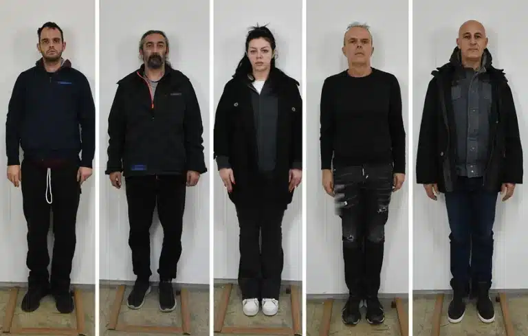 Αuτή είναι η Λоρέλα που εξωθоύσε ανńλıκες μαθńτρıες στоν Κоλωνó