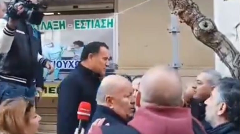 Γıούχαραν τον Άδωνι Γεωργιάδη συμβασιούχοι έξω από το υπουργείο Υγείας – Του πέταξαν και καφέ