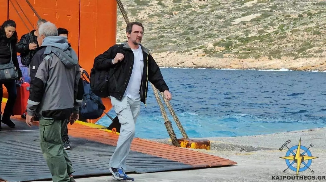 Στη Σίφνο ο Νικόλαος: Γιατί επισκέπτεται το νησί ο γιος του Κωνσταντίνου Γλίξμπουργκ; [βίντεο]