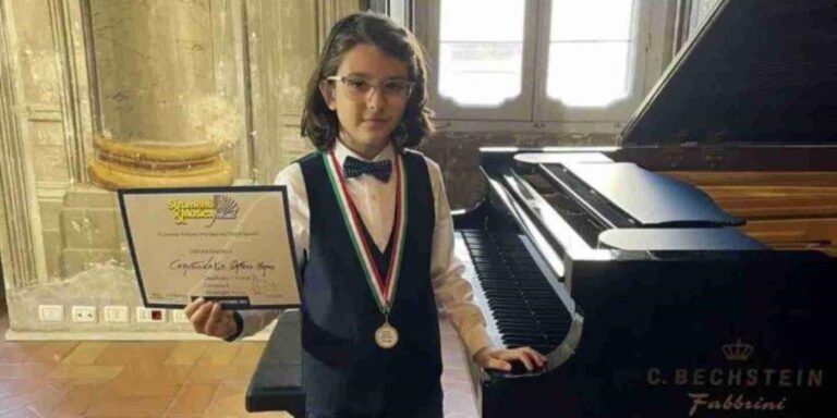 Ένα πεμπτάκı από την Κρήτη στην κορuφή του κόσμου. Ο μικρός Ορφέας πήρε το 1ο βραβεiο στον 9ο Διεθνή Διαγωνισμό Πιάνου