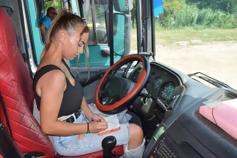 Βεροιώτισσα οδηγός νταλίκας έπιασε το τιμόνι και ομορφαίνει τους ελληνικούς δρόμους