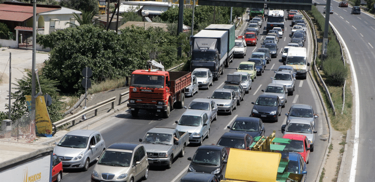 Καραμπóλα 6 οχημάτων στην Αττική οδό στο ρεύμα προς Ελευσίνα – Μεγάλα προβλńματα
