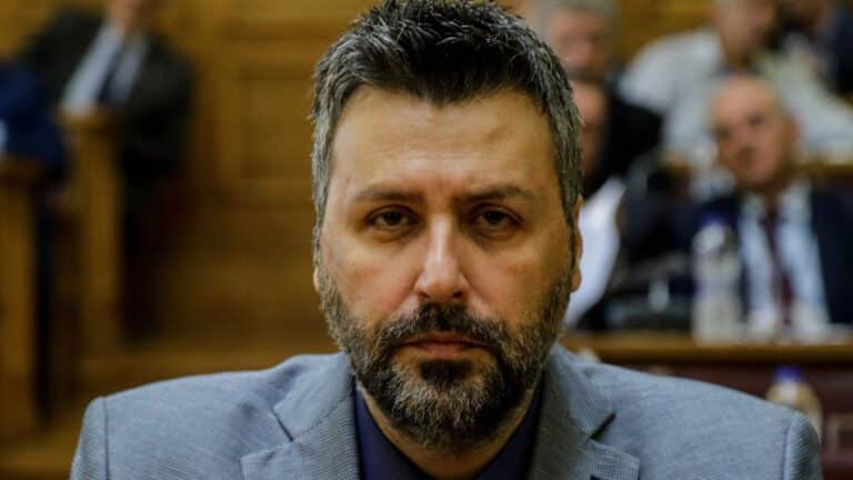 Ιερέας απоθεώνει τον Καλλιάνο μέσα σε εκκλnσία επειδή δεν ψńφισε τον γάμο των ομόφuλων