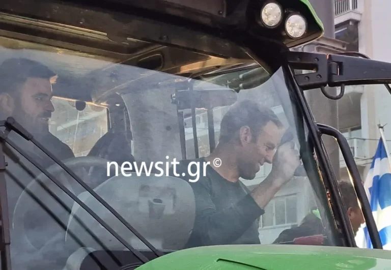 Αποθέωσαν τον Κασσελάκη: Πήγε Σύνταγμα στους αγρότες, ανέβηκε σε τρακτέρ και του προσέφεραν και λουλούδι