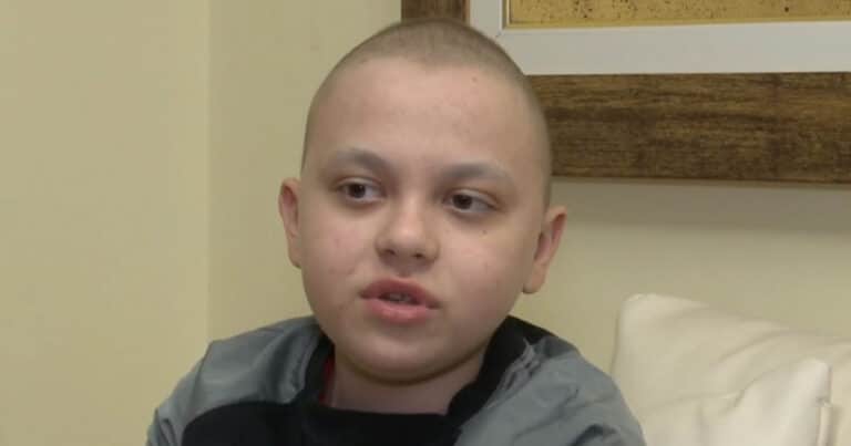 Συγκινεί ο μικρός Άγγελος που δίνει «μάχη» με τον καρκίνο: «Φυσικά και σπάω»