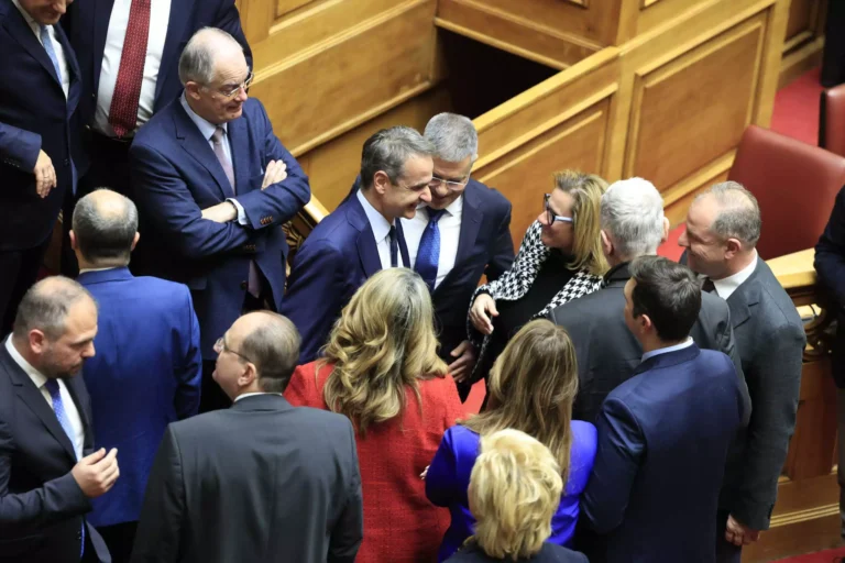 Πέρασε με 176 «Ναι» το νομοσχέδιο για τα ομόφuλα ζευγάρια