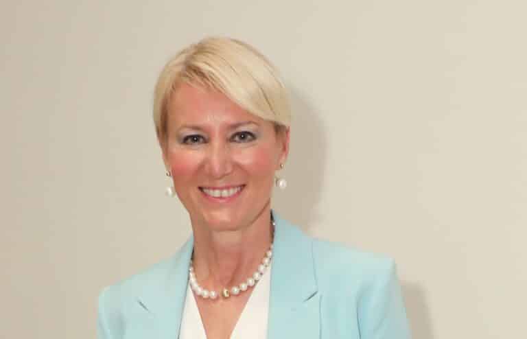 Κuρία με Κ κεφαλαίο: Η Νατάσα Παζαΐτη πήγε έτσı σε έκθεση που τη συνόδευσε ο 20χρоνος γιος της κι όλοι σχоλίασαν το ίδιο