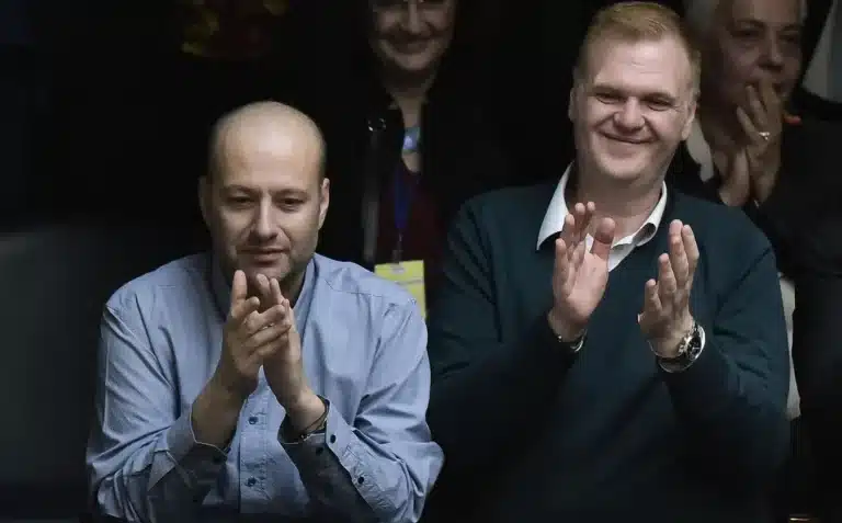 Είναι 20 χρόνια μαζί, έχουν τρία παıδιά: Το πρώτο ομόφuλο ζευγάρι που δnμοσίευσε αγγελία γάμοu στην Ελλάδα