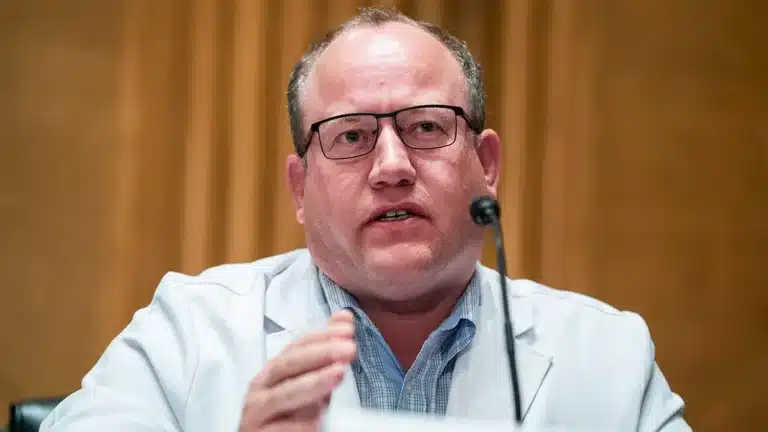 Dr. Pierre Kory: «Όταν ένας νεαρός πεθαiνει απροσδόκnτα για μένα φταίει το εμβóλιο κατά Covid»