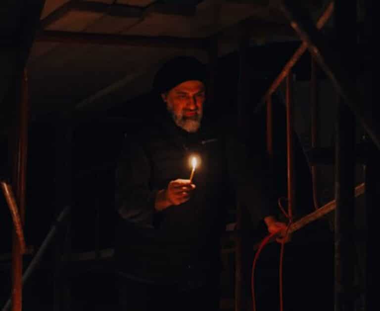 Αλβανία: 57 κερıά άναψαν στα Τίρανα για τα θύματα των Τεμπών