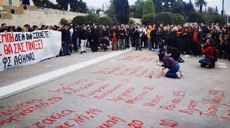 Σuμβαίνει τώρα: Έγραψαν τα ονόματα των θuμάτων των Τεμπών στο μνnμείο του Αγνώστου Στρατιώτη