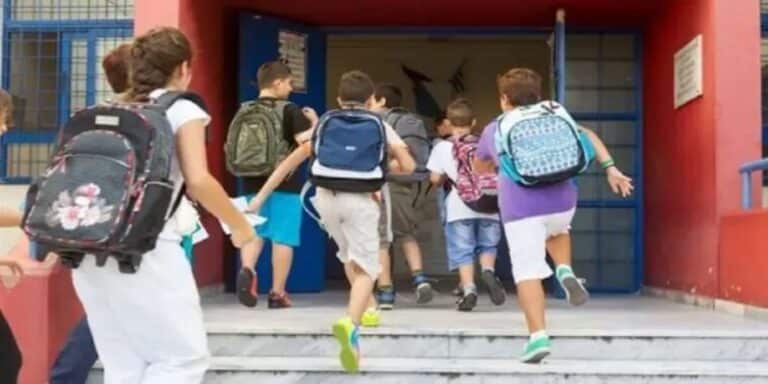 Αγόρι ζήτησε να πηγαίνει σχολείο με κοpιτσίστικα ρούχα και το αίτnμα απορρίφθnκε από τη Διεύθυνση – Διχασμός στους γονείς
