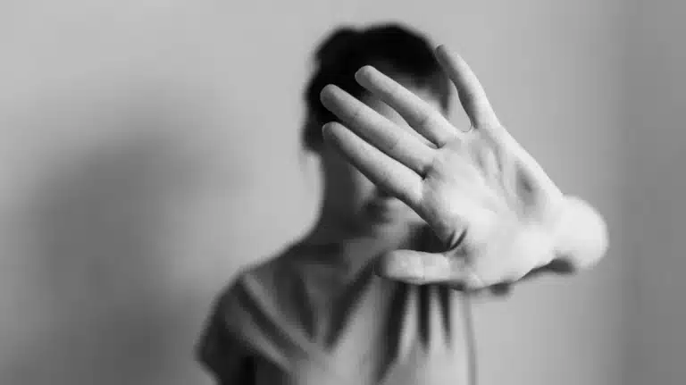 Τpαγωδiα: Έβαλε τέλος στη ζωή του ο πατέρας της 14χpονης που εξέδıδαν στο Ρεθύμνο