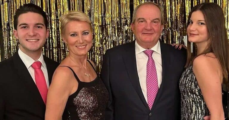 Καραμανλής jυnior: Η αδερφή και η θεία του στο θεατρικό του ξεκίνημα